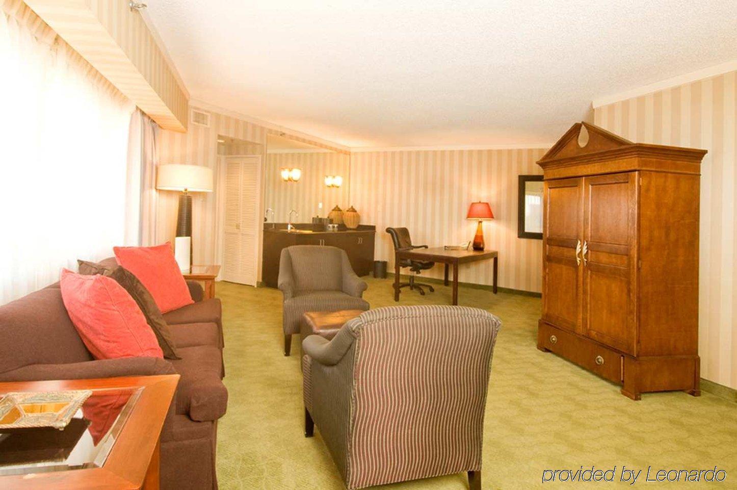 Embassy Suites By Hilton Atlanta Galleria Номер фото